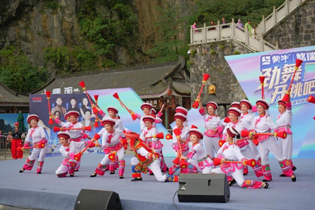 银龄舞动天门山，蒙牛悠瑞湖南站以营养科技守护健康中国梦